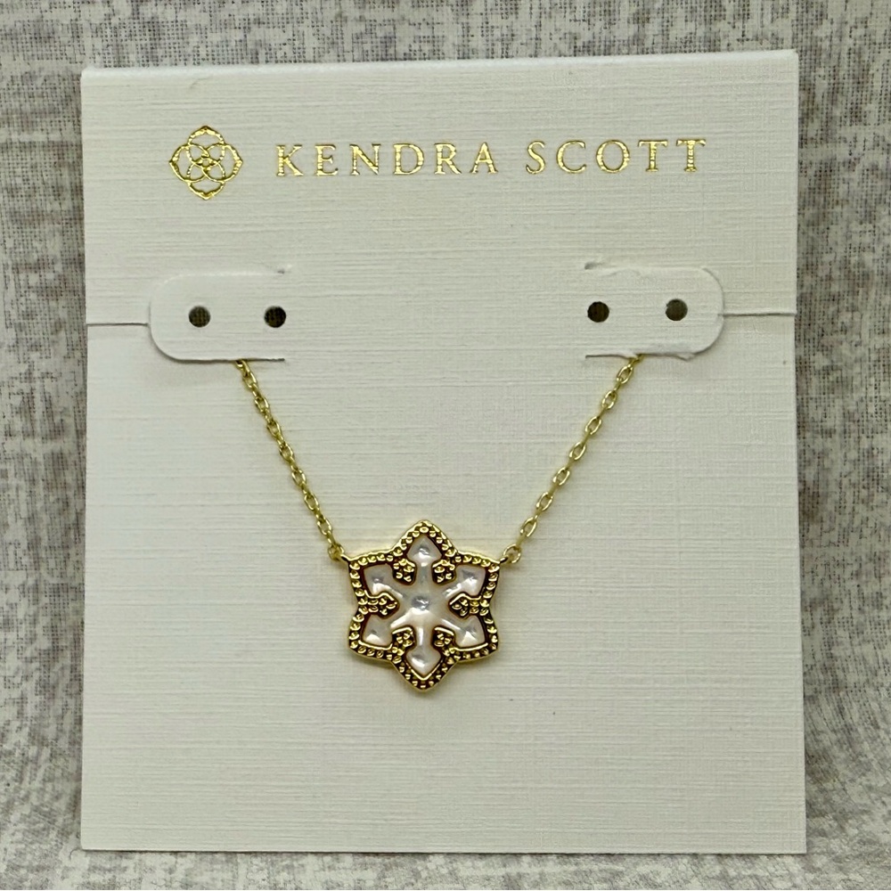 NWT Kendra Scott Snowflake Opal Pendant Necklace, Gold ❄️